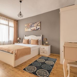 Old Town Deluxe Flats